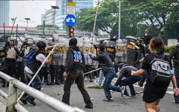 DPR Nyinyir, Rakyat Dihajar: Publik Protes Tunjangan, Legislator Balas dengan Ejekan